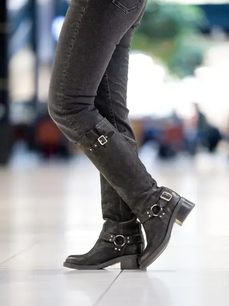 Ben med sorte jeans og høye sorte boots