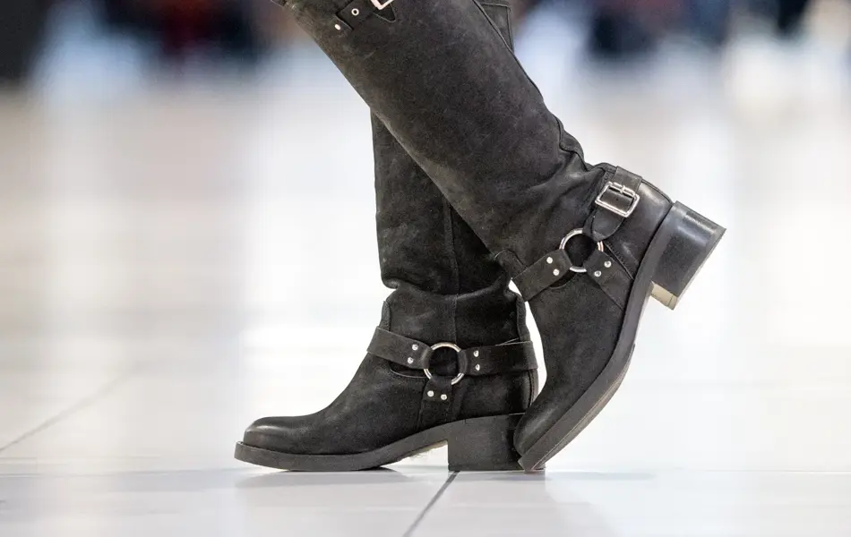 Ben med sorte jeans og høye sorte boots