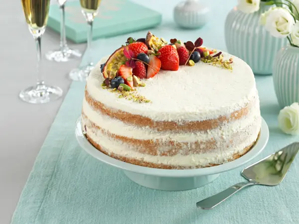 Nakenkake i tre lag med bær på toppen