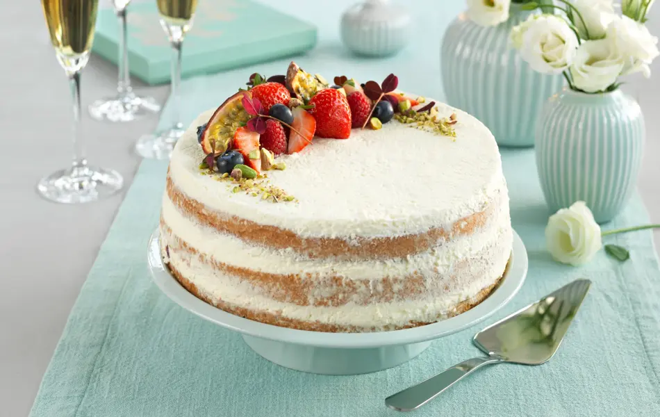 Nakenkake i tre lag med bær på toppen