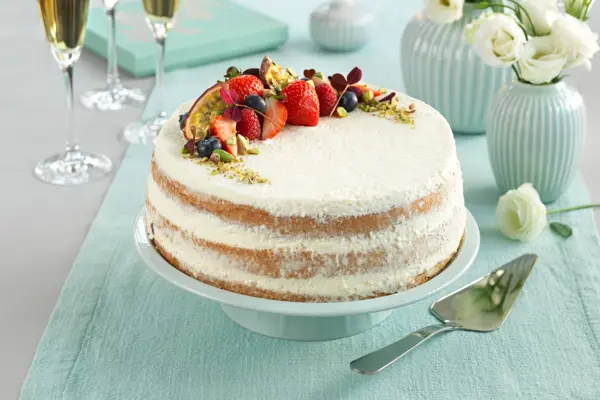 Nakenkake i tre lag med bær på toppen