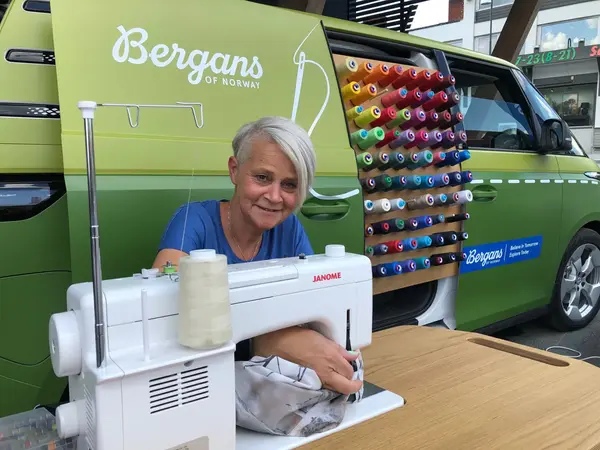 bergans reparerer foran bilen sin