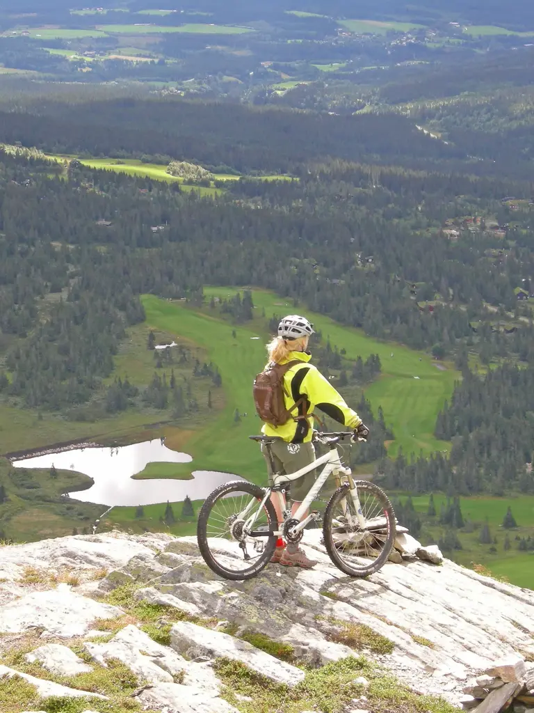 Sykkel i terreng med utsikt over Skeikampen