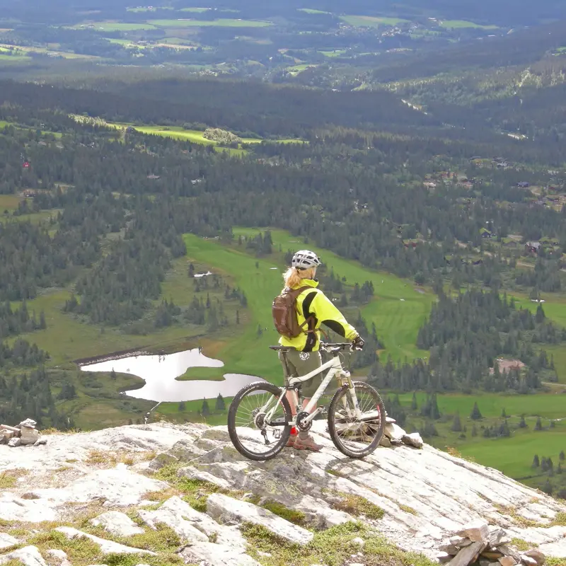 Sykkel i terreng med utsikt over Skeikampen