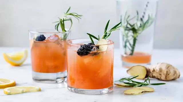 To lave glass med oransje drink