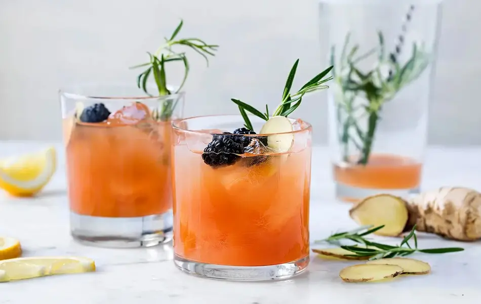 To lave glass med oransje drink