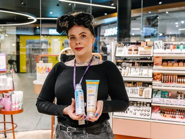 Person som holder solkrem