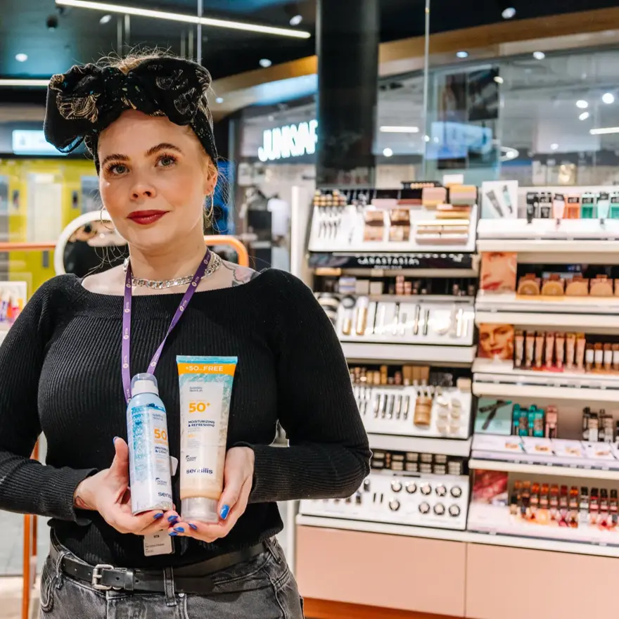 Person som holder solkrem