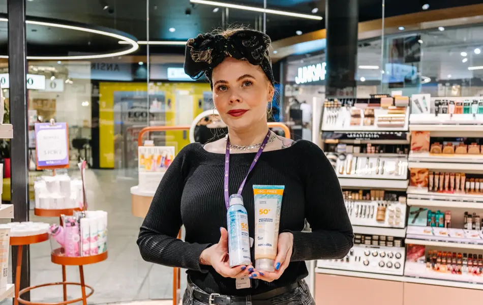 Person som holder solkrem