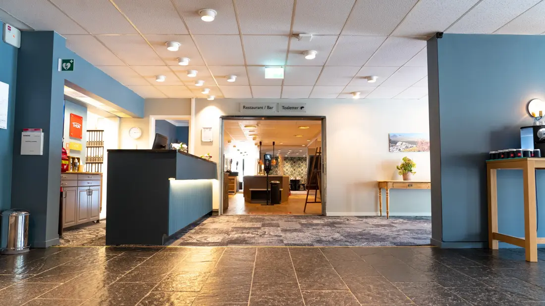 Resepsjonsdisk, blå vegger