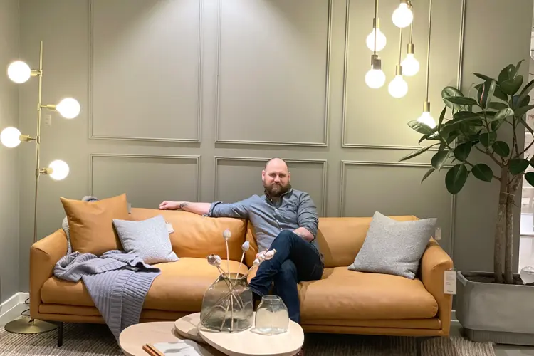 I underetasjen på Oasen ønsker Eirik Husebø velkommen inn i en helt egen verden. Møbel- og interiørbutikken Bolia er en oase i Oasen, og et sted å komme hjem. 