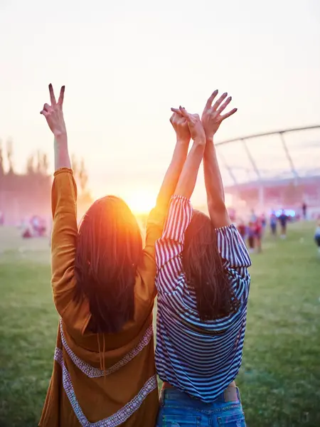 to damer som har hendene i lufta