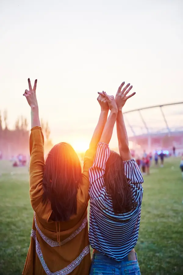 to damer som har hendene i lufta