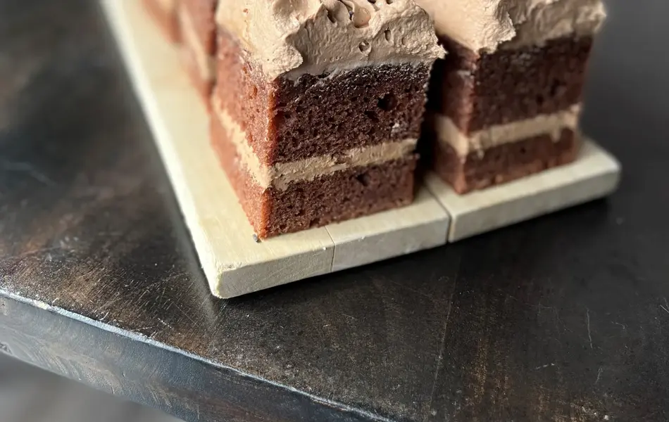 Oppdelte stykker med sjokoladekake