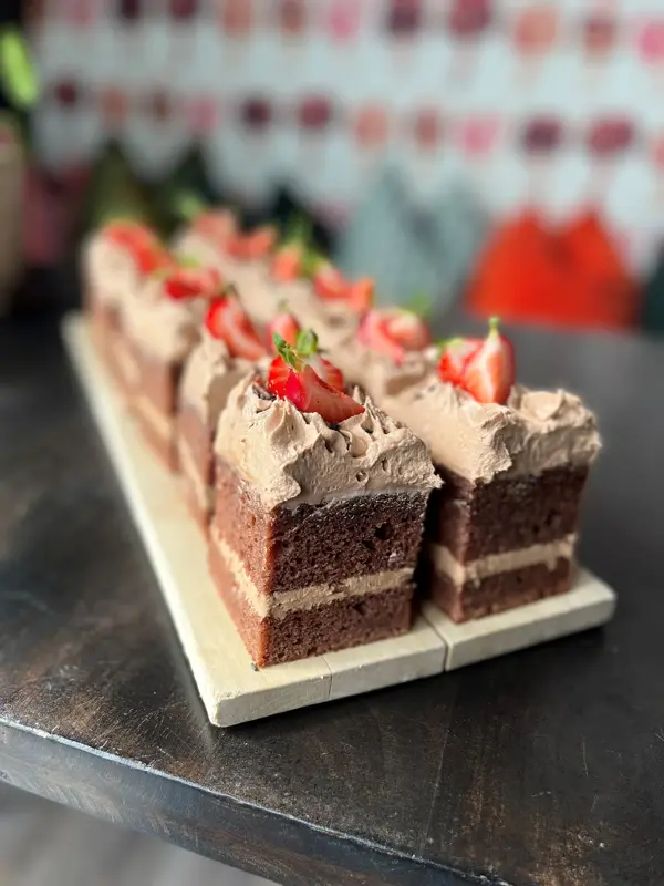 Oppdelte stykker med sjokoladekake