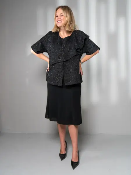 Damemodell i sort skjørt og topp