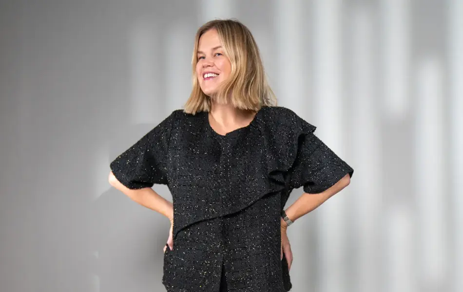 Damemodell i sort skjørt og topp