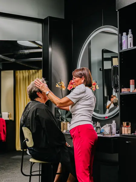 Eldre dame med makeup og makeup artist