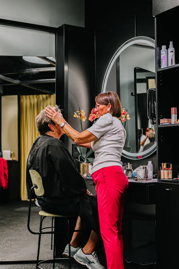 Eldre dame med makeup og makeup artist