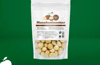 Pose med ristede og saltede macadamianøtter.