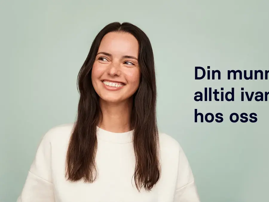 Smilende jente som illustrasjon på setningen Din munnhelse er alltid ivaretatt hos Odontiatannlegene