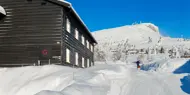 Bilde som viser boligprosjektet Skitorget på Skeikampen. Blå himmel, sol og masse flott hvit snø.
