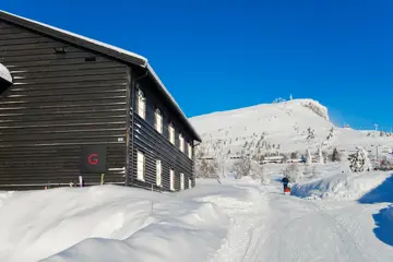 Bilde som viser boligprosjektet Skitorget på Skeikampen. Blå himmel, sol og masse flott hvit snø.
