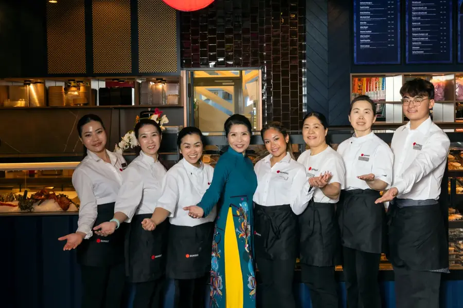 Servitører som smiler til kamera