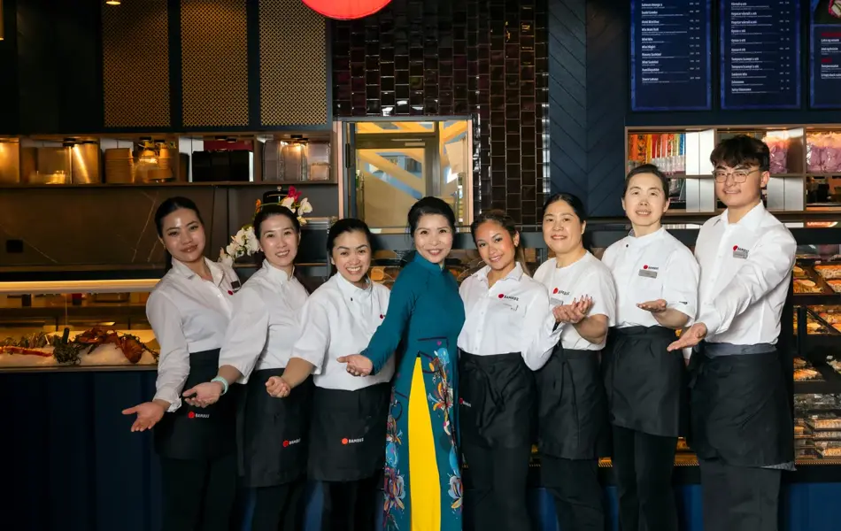 Servitører som smiler til kamera