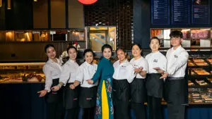 Servitører som smiler til kamera