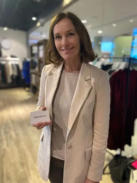 Dame som holder dittgavekort