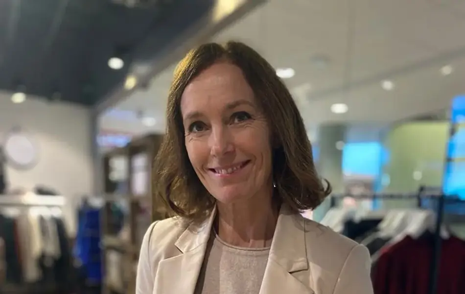 Dame som holder dittgavekort