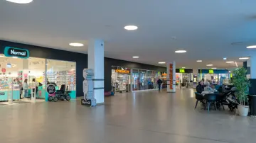 Fellesarealer med sittegrupper og butikker på Jessheim Storsenter