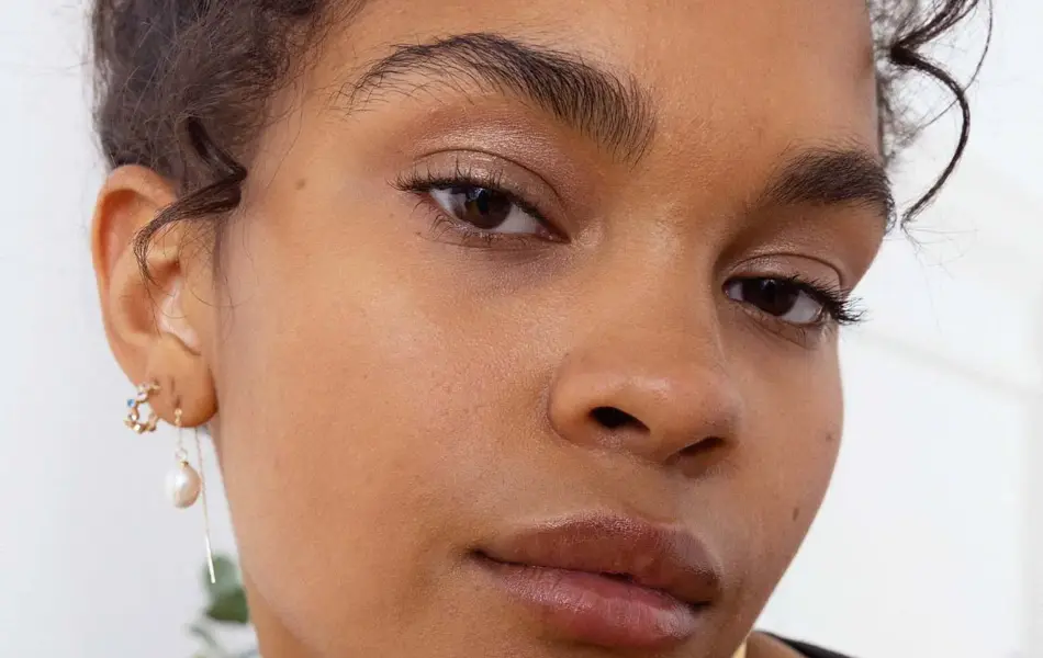 modell med øredobber og gullkjede