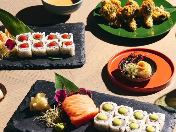 Et bord med flere asiatiske retter