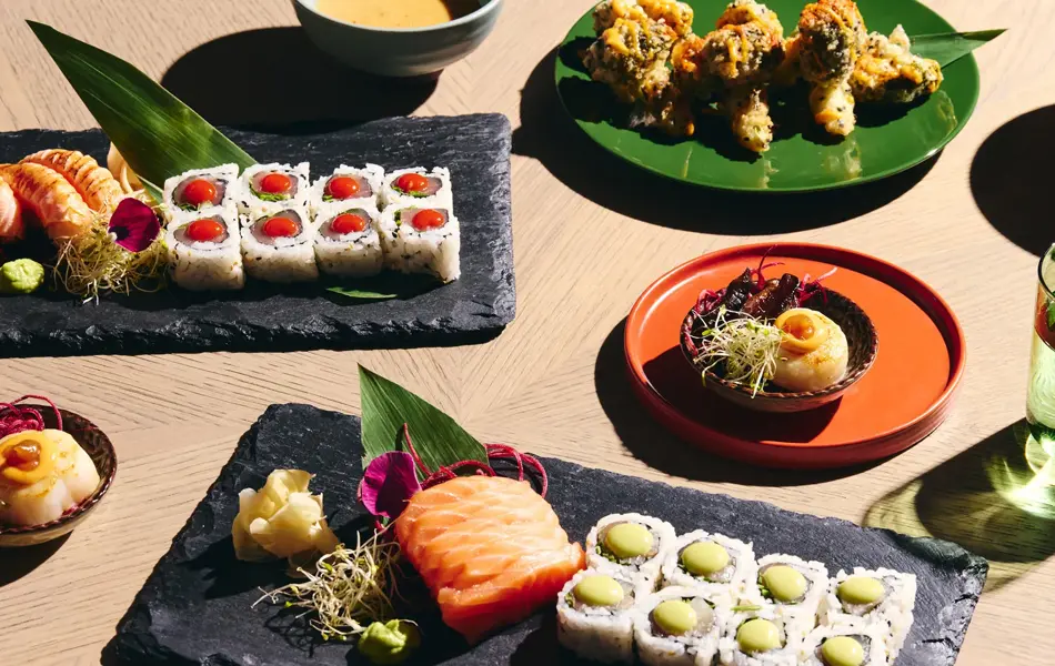 Et bord med flere asiatiske retter