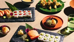 Et bord med flere asiatiske retter