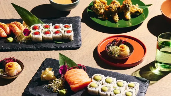 Et bord med flere asiatiske retter
