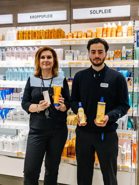 Personer som holder solkrem