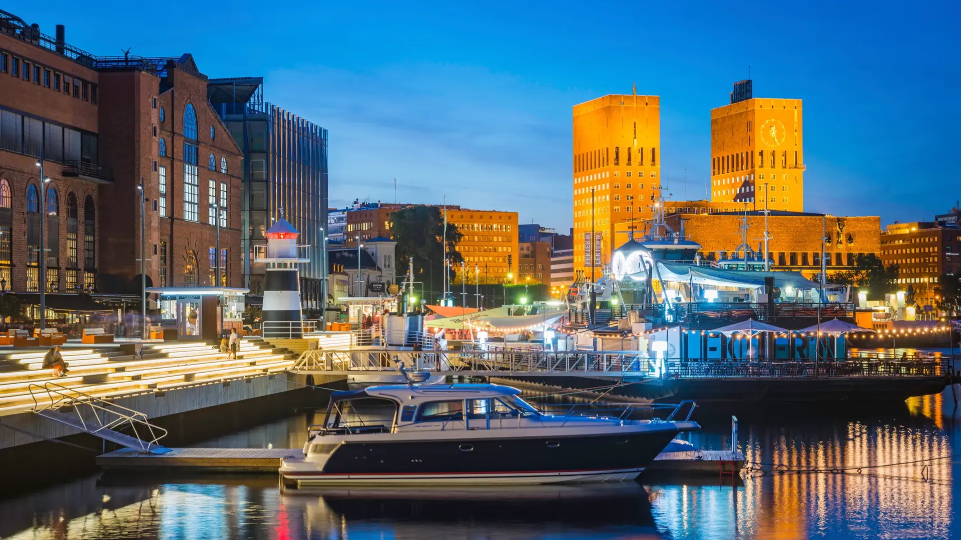 Bilde av Aker brygge med rådhuset i bakgrunnen