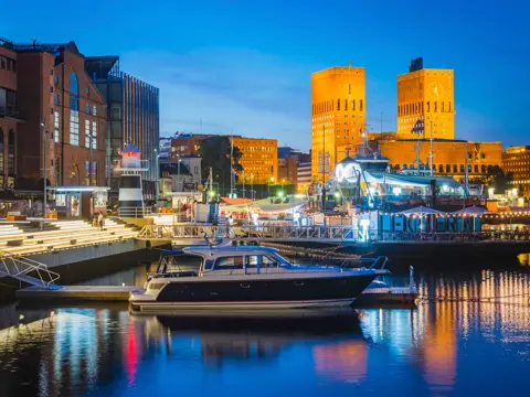 Bilde av Aker brygge med rådhuset i bakgrunnen