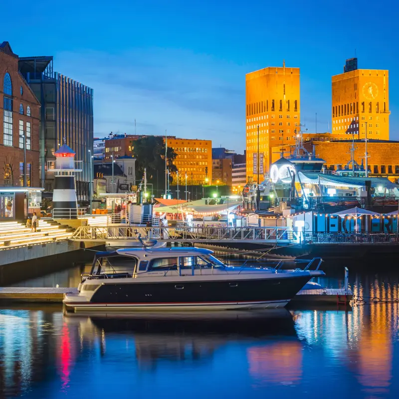 Bilde av Aker brygge med rådhuset i bakgrunnen