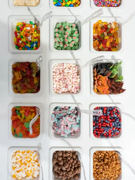 Mange bokswer med smågodt sett ovenifra