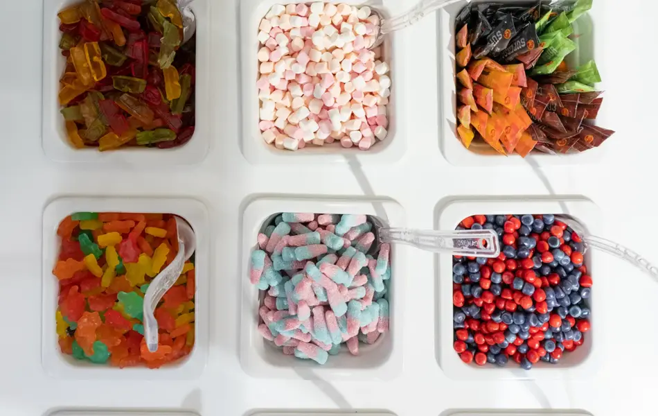 Mange bokswer med smågodt sett ovenifra