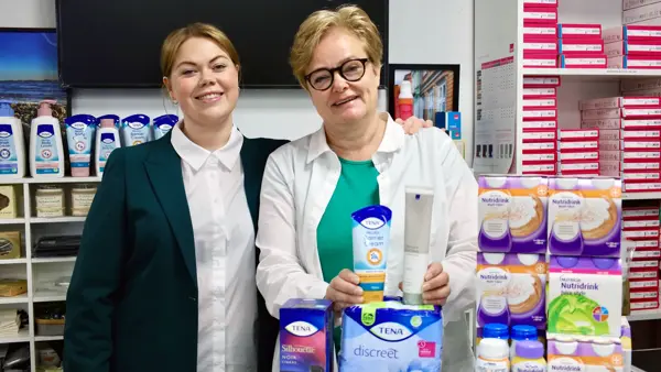 To damer som smiler til kamera