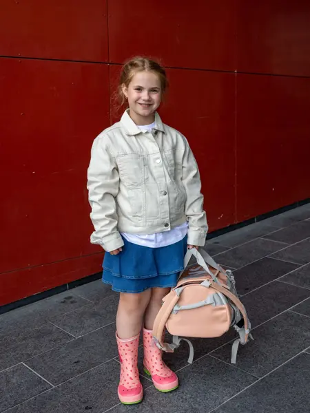 Barn med sekk og veske