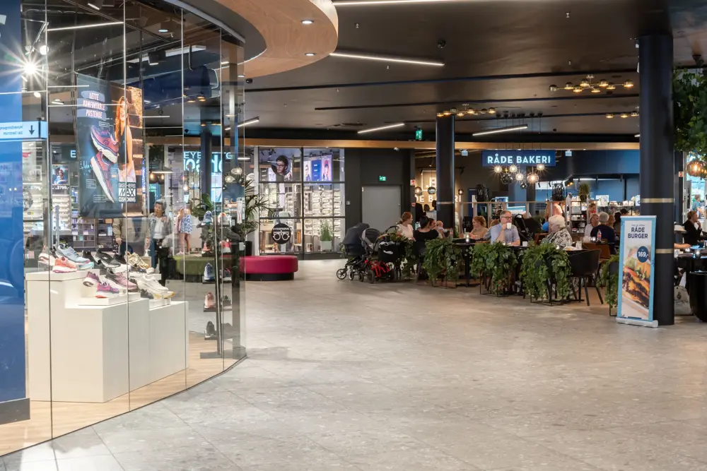 Bildet viser kjøpesenteret Ski Storsenter og et utvalg av butikkene.