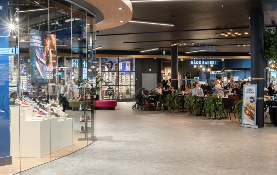 Bildet viser kjøpesenteret Ski Storsenter og et utvalg av butikkene.