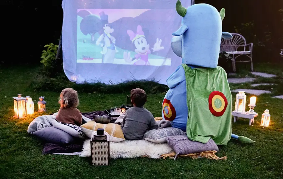 oskar og barna har utekino i hagen