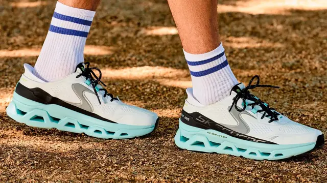 Lys blå sko fra skobutikken Skechers på føttene til en mann utendørs